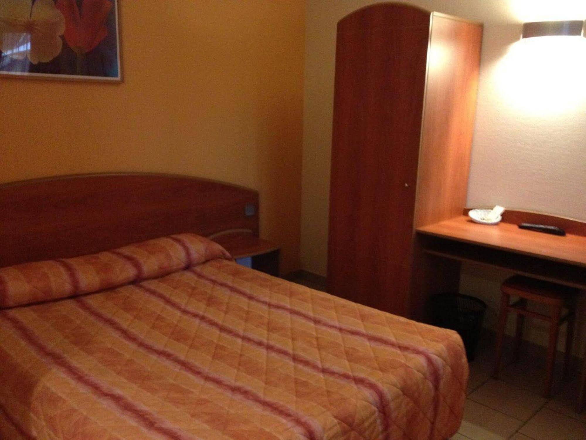 Logis Hotel - Les Paturelles Avesnelles Eksteriør bilde